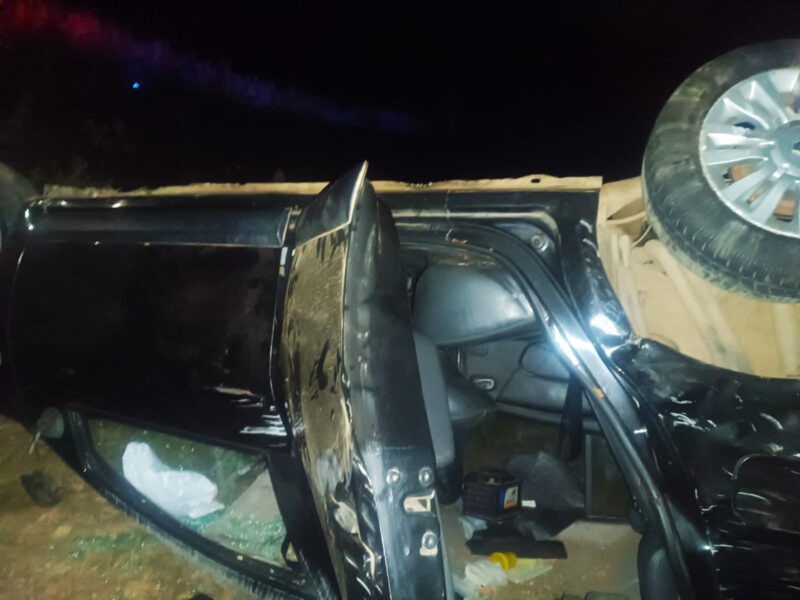 Veículo com medulas ósseas capota, vítimas ficam feridas e material é resgatado na MG-451, em Olhos D’Água