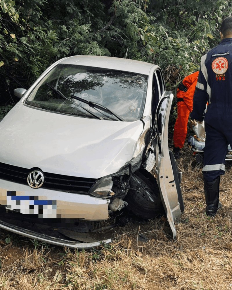 Veículo sai da pista após colisão lateral com caminhão na BR-135 e deixa quatro pessoas feridas