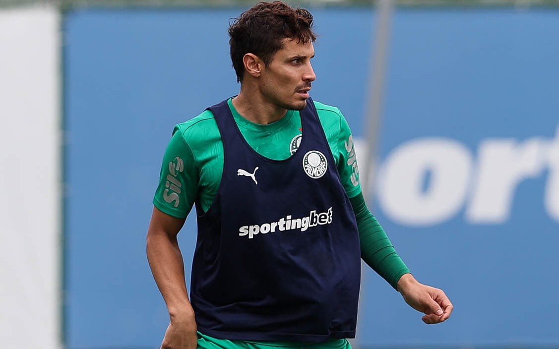 Raphael Veiga se recupera de lesão no ombro esquerdo (Foto: Cesar Greco/Palmeiras/by Canon)
