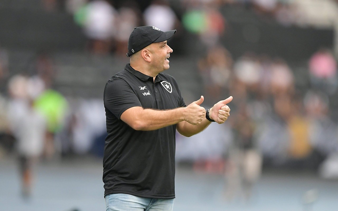 Carlos Leiria definiu a escalação do Botafogo para o jogo com o Volta Redonda (Foto: Thiago Ribeiro/AGIF)
