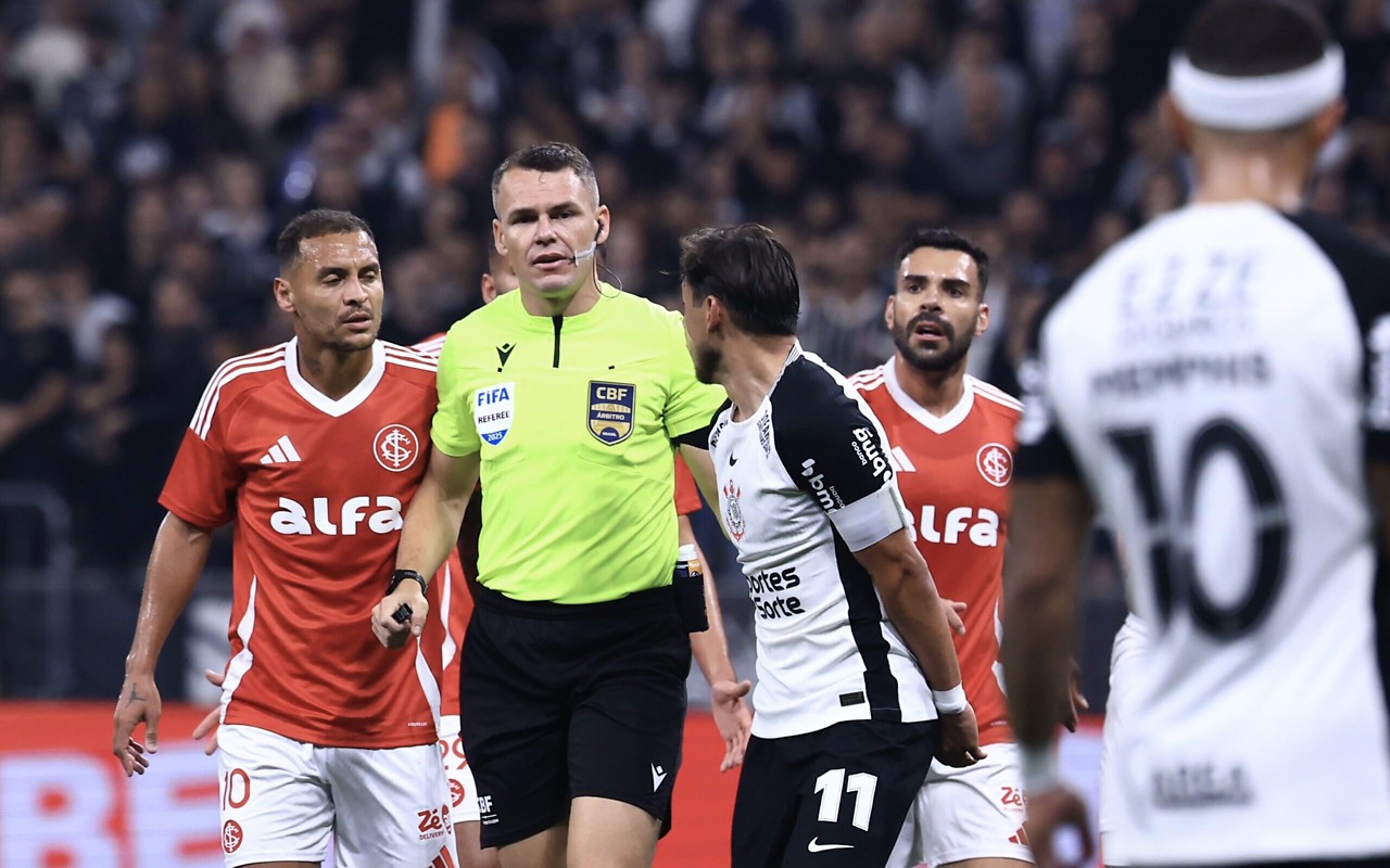 Jogadores de Inter e Corinthians cercam o árbitro Paulo César Zanovelli (Foto: Marcello Zambrana/AGIF)