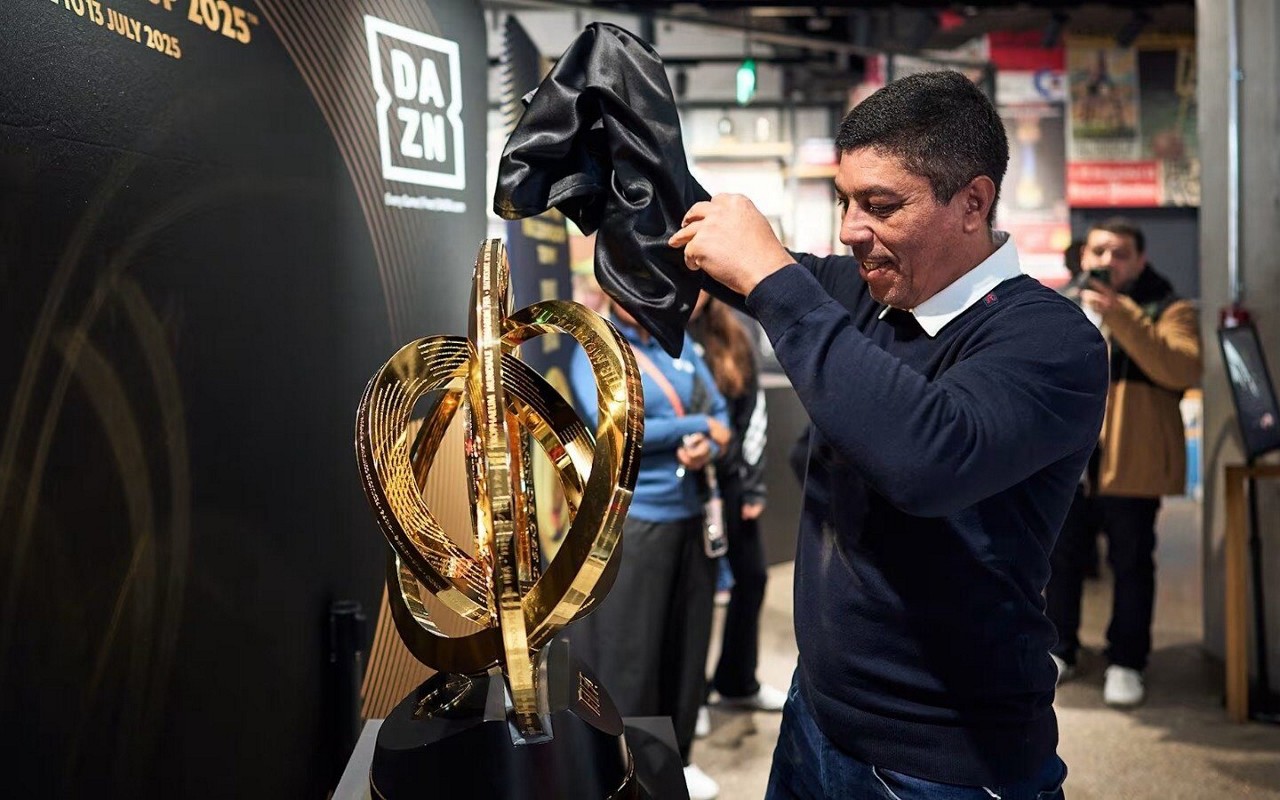 Ex-jogador Giovane Elber esteve na apresentação do Troféu na Alemanha (Foto: Divulgação/ Bayern de Munique)