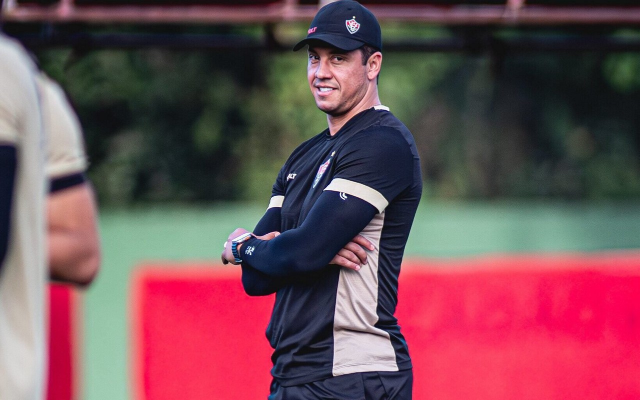 Thiago Carpini comanda treino do Vitória (Foto: Victor Ferreira / EC Vitória)
