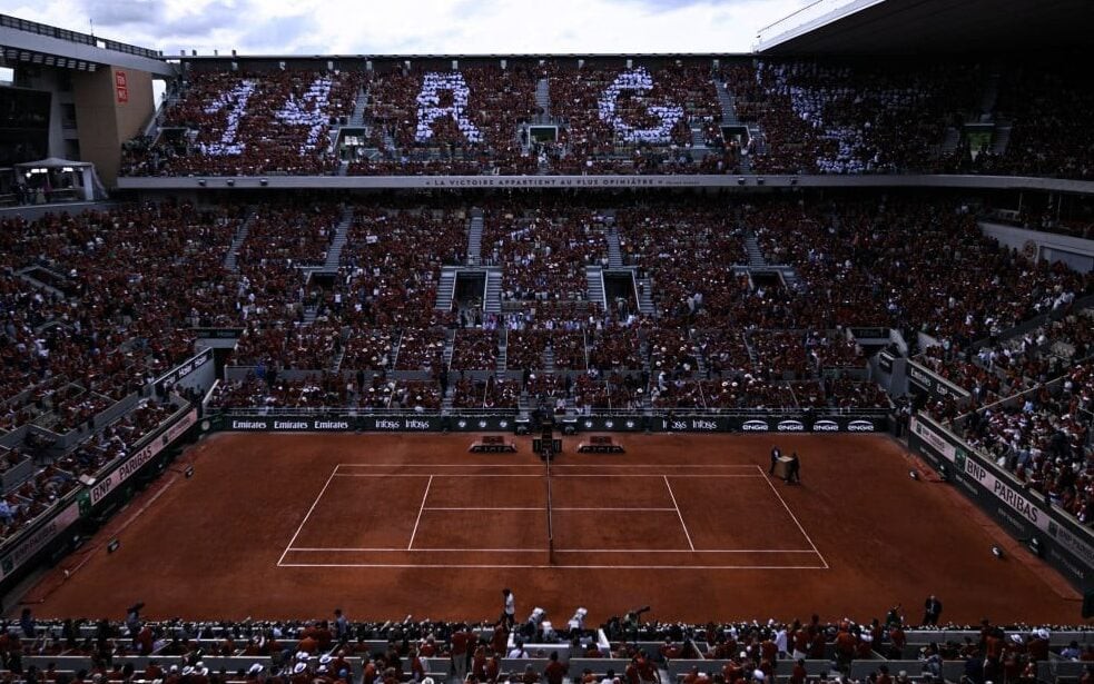 Mosaico em homenagem aos 14 títulos de Rafael Nadal em Roland Garros (Foto: JULIEN DE ROSA / AFP)