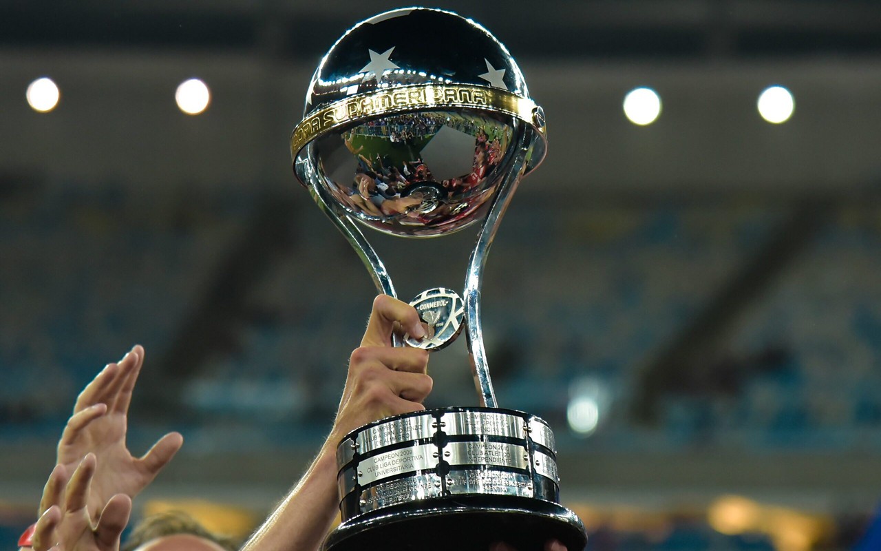 Taça da Copa Sul-Americana (Foto: Thiago Ribeiro/AGIF)
