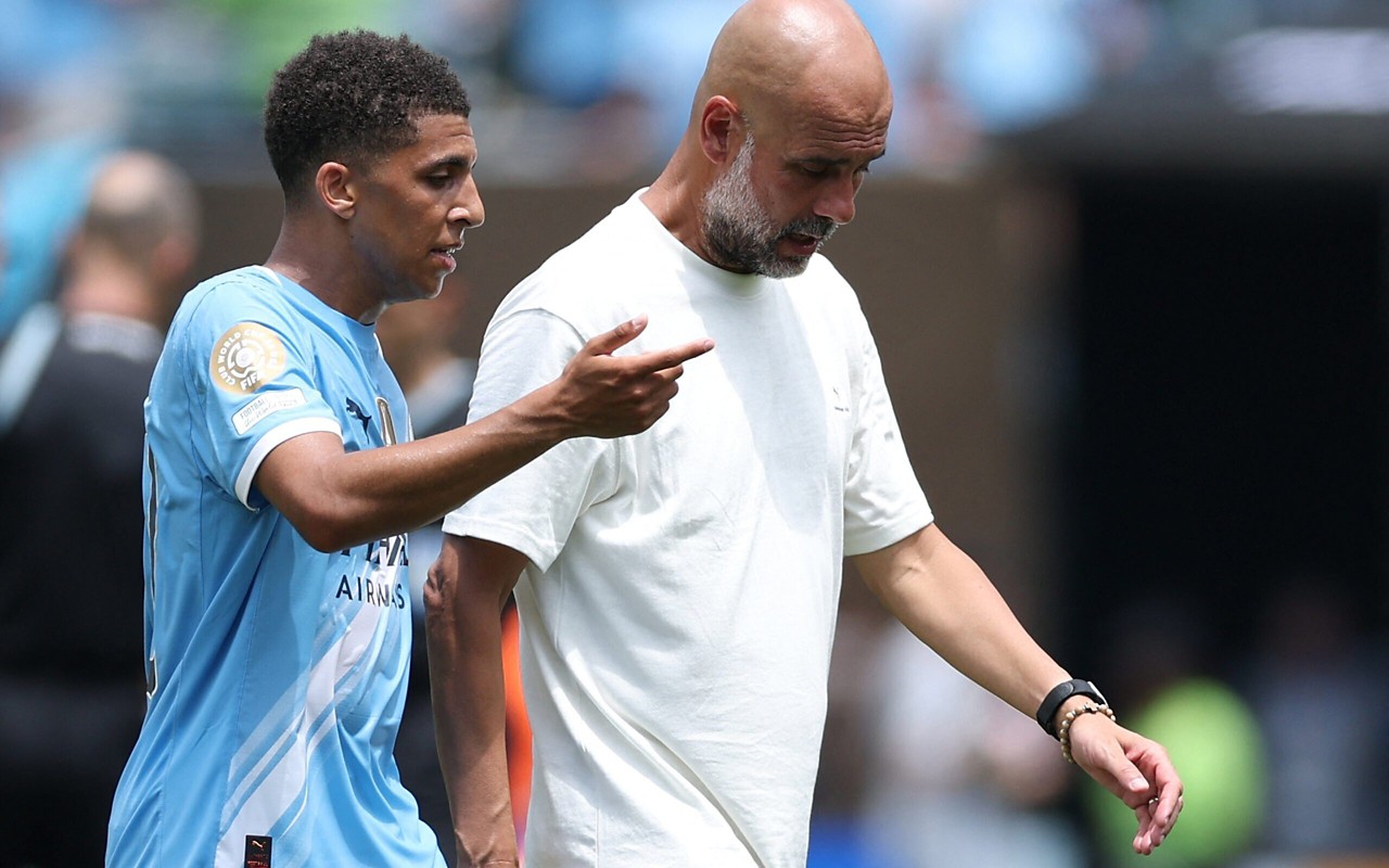 Pep Guardiola conversa com Rico Lewis, que foi expulso contra o Wydad Casablanca (Foto: Charly Triballeu/AFP)