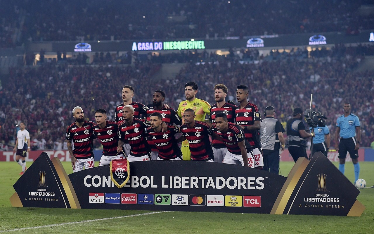 Jogadores do Flamengo posam para foto antes na partida contra LDU, pela Libertadores (Foto: Alexandre Loureiro/AGIF)
