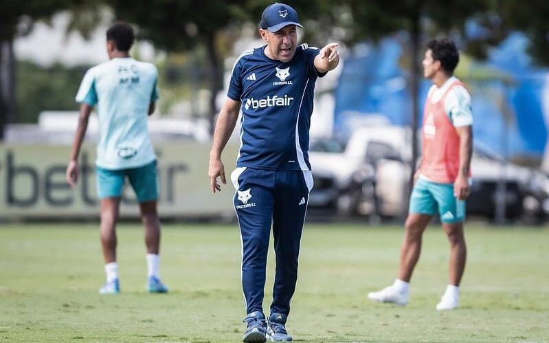 Leonardo Jardim afirma contar com 16, 17 titulares no Cruzeiro (Foto: Gustavo Aleixo/Cruzeiro)