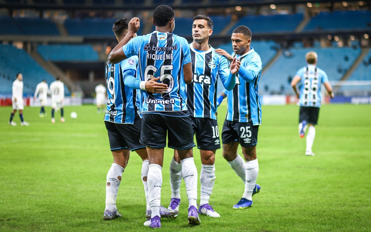 Jogadores do Grêmio comemoram gol da vitória sobre o Sportivo Luqueño-PAR. (Foto: Lucas Uebel/Grêmio)