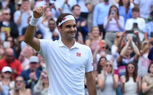 Roger Federer levanta o troféu de Wimbledon, consolidando-se como o maior campeão da Era Aberta com oito títulos. (Foto: AELTC)