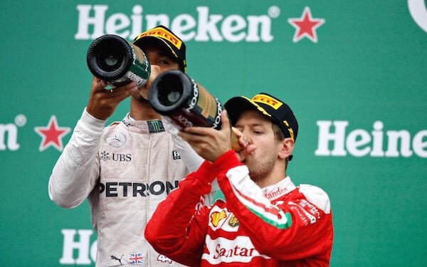 Lewis Hamilton comemora uma de suas sete vitórias no GP do Canadá de F1; ele divide o recorde com Michael Schumacher. (Foto: CHARLES COATES / GETTY IMAGES NORTH AMERICA / AFP)