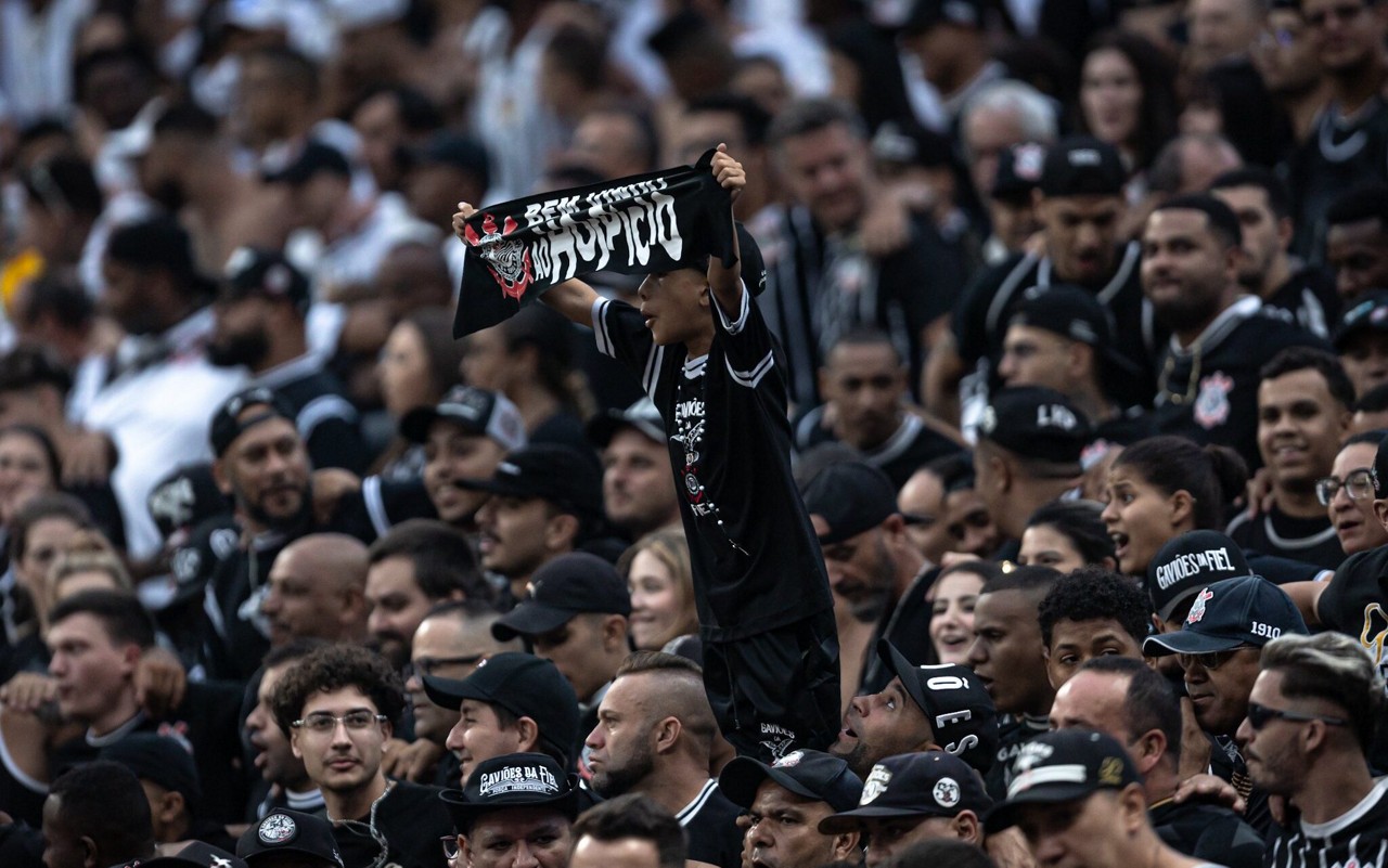 Torcida questiona preço dos ingressos (Foto: Leonardo Lima/AGIF)