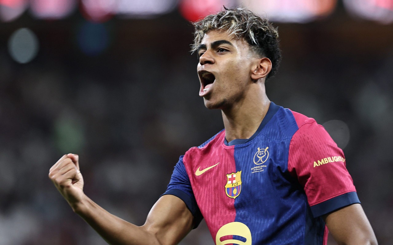 Lamine Yamal comemora golaço pelo Barcelona (Foto: Fadel Senna/AFP)