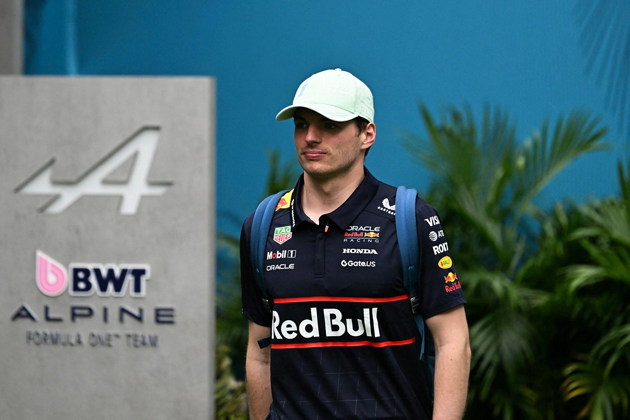 Verstappen ironiza criticas de Russell (Foto: Reprodução/AFP)