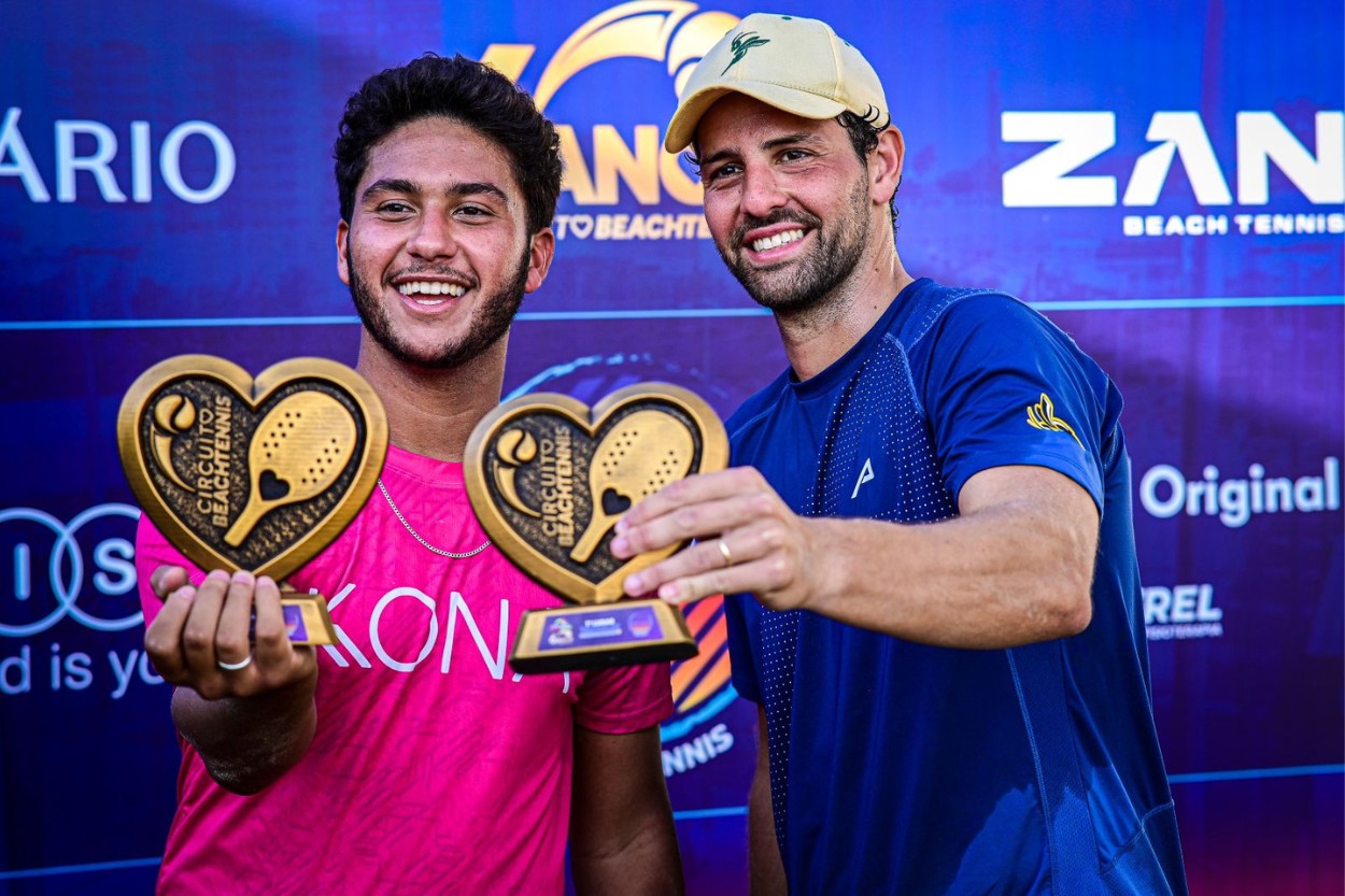 Richard de rosa e Christian de azul
