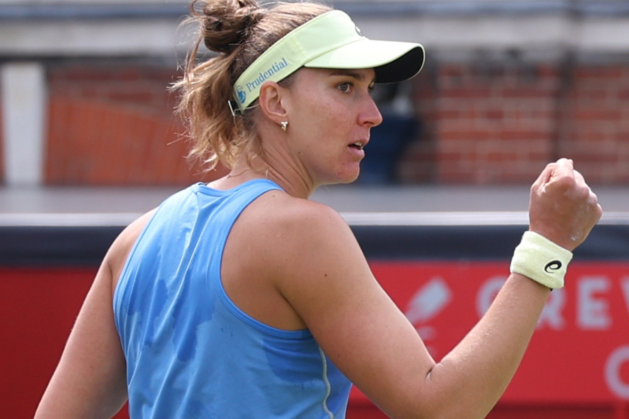 A brasileira Bia Haddad celebra a vitória no WTA de Queen's