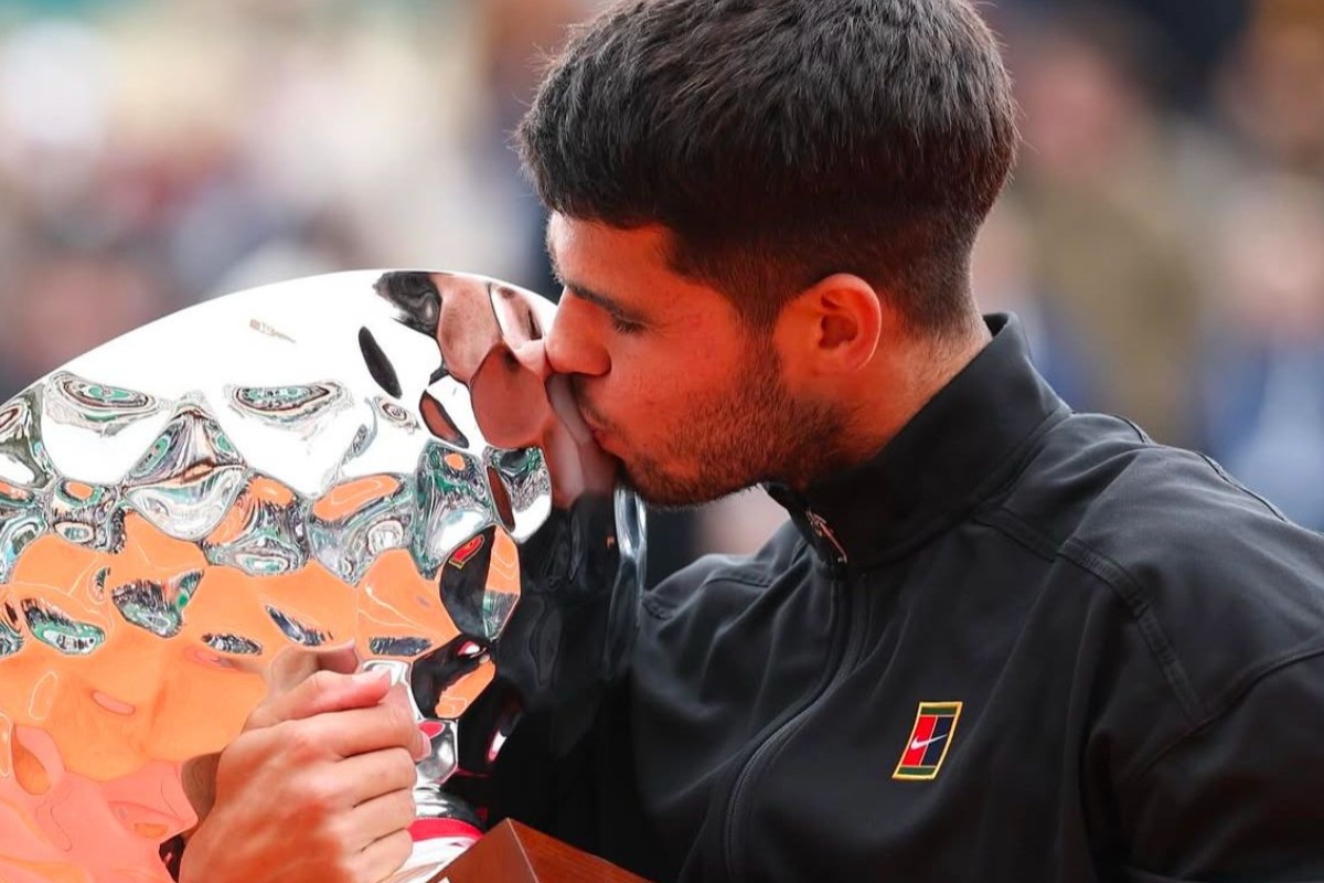 Carlos Alcaraz beija o troféu do Masters 1000 de Monte Carlo