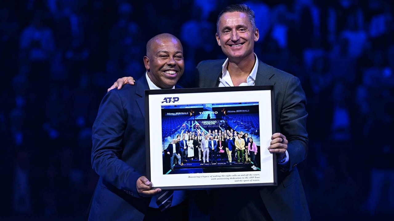 Carlos Bernardes recebe placa das mãos de Andrea Gaudenzi, presidente da ATP