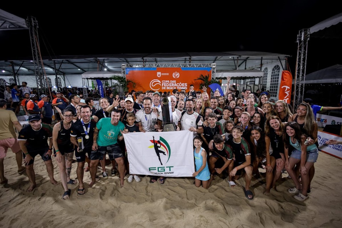 Delegação do RS celebrando título da Copa das Federações de Beach Tênis