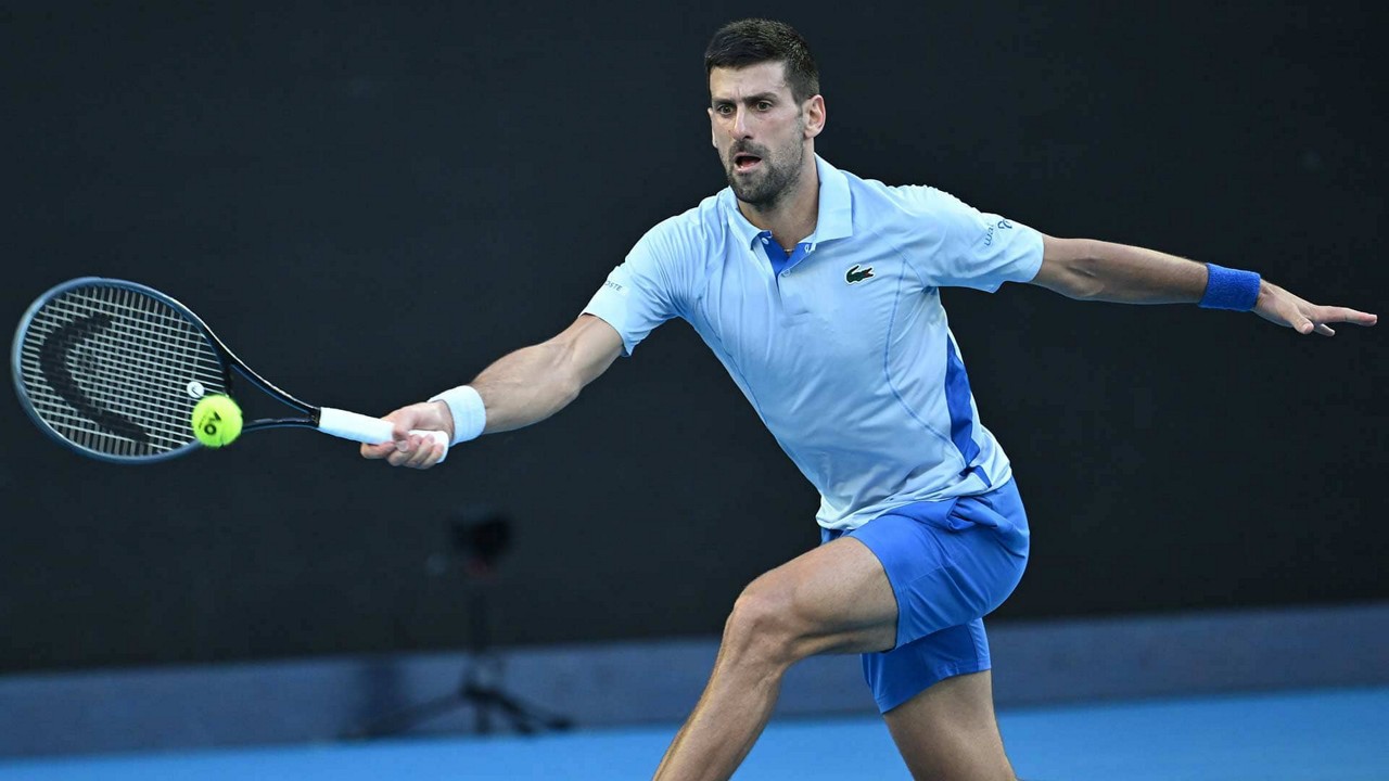 Novak Djokovic em ação; tenista sérvio também está na disputa do Aberto da Austrália