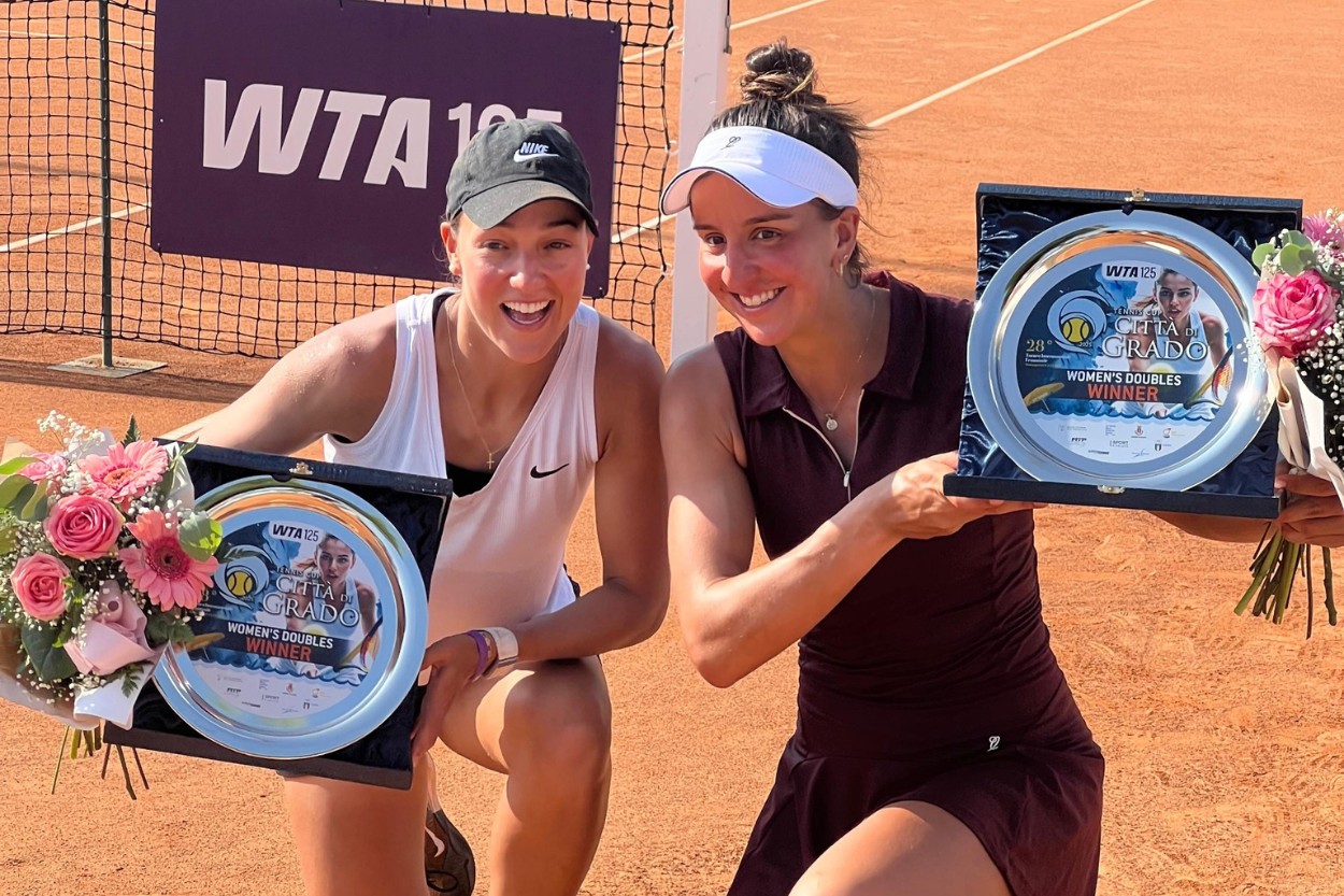  Ingrid Martins de vinho e Gleason de branco com o troféu em Grado