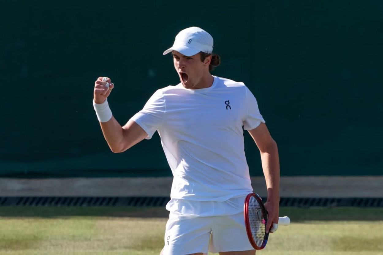 João Fonseca em ação em Wimbledon
