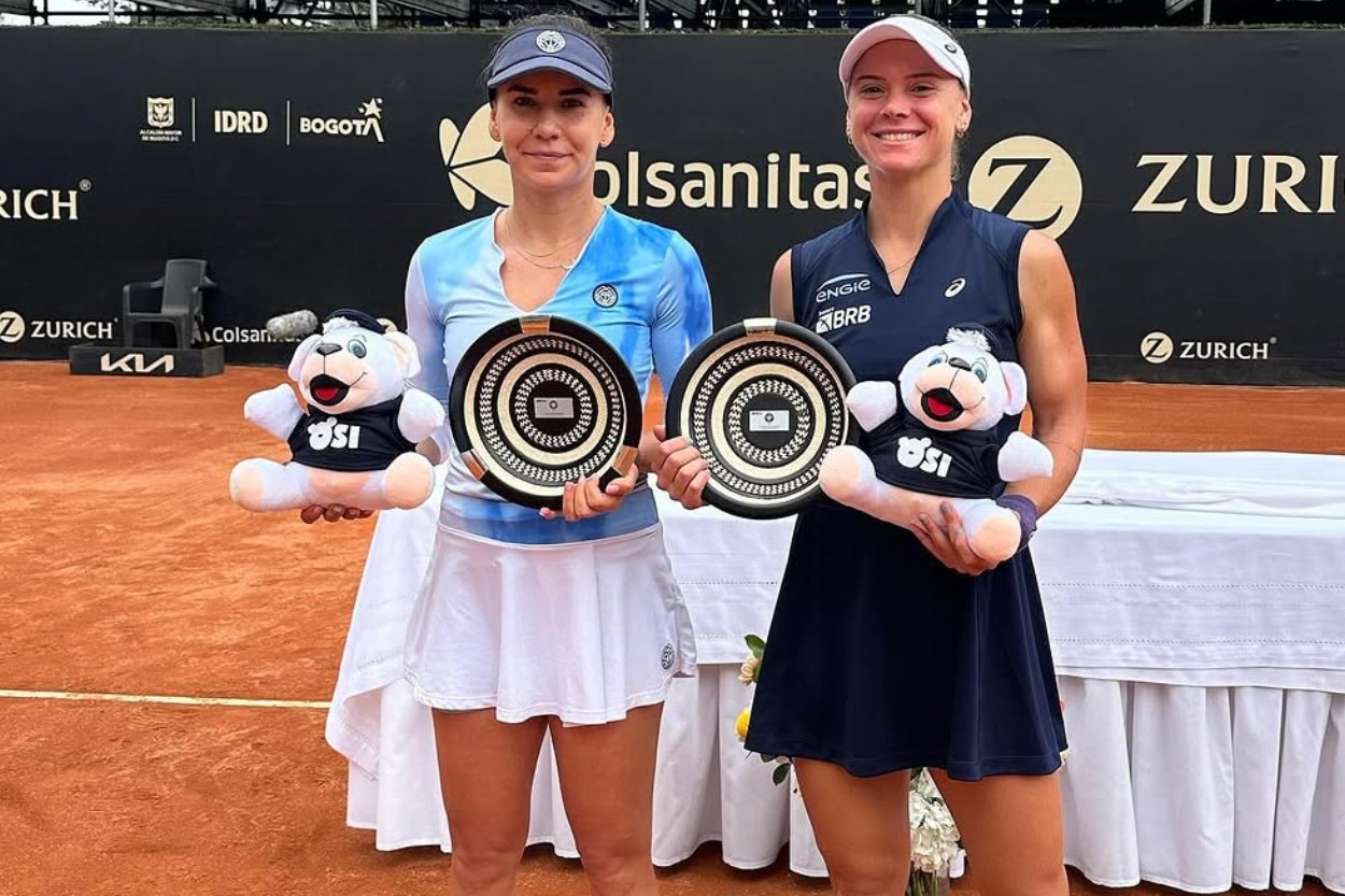 Laura Pigossi e Irina Bara com os troféus de vice no Aberto de Bogotá
