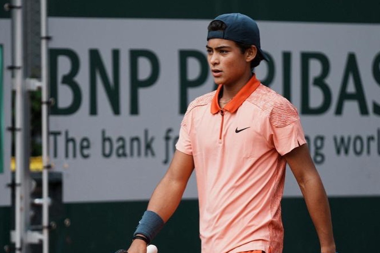 O jovem Luis Guto em ação no Grand Slam de Roland Garros. 