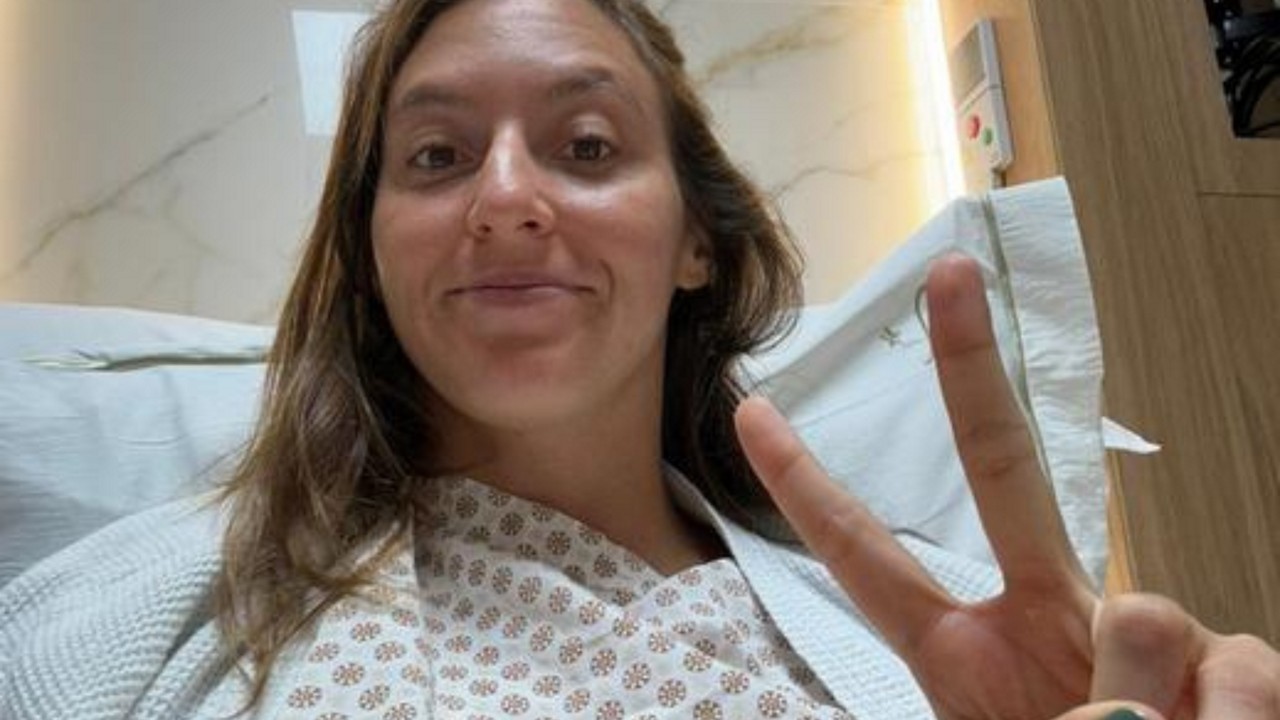Luisa Stefani logo após o procedimento no joelho