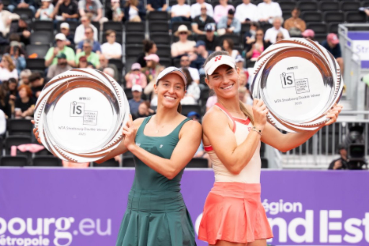 A brasileira Luisa Stefani ao lado de sua parceira Timea Babos, com os troféus do WTA de Estrasburgo
