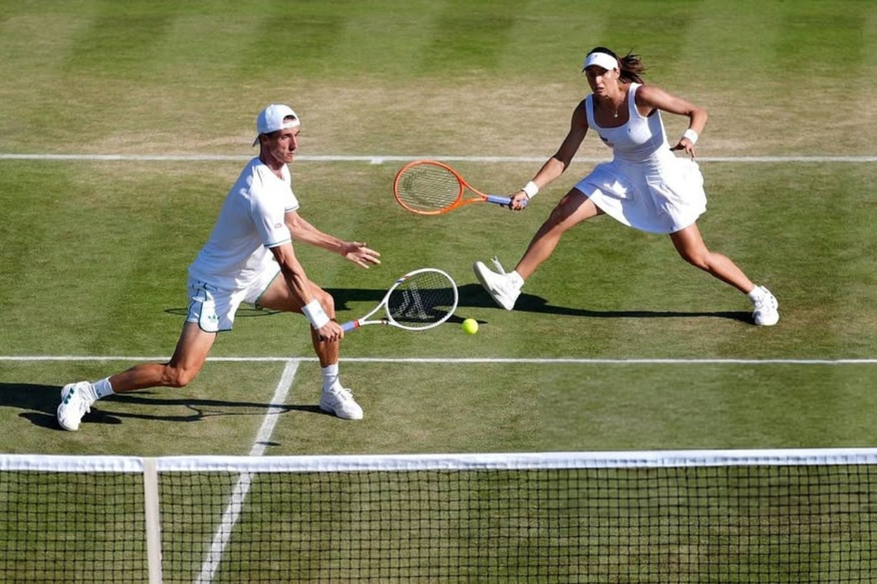 A brasileira Luisa Stefani e o britânico Joe Salisbury, em ação em Wimbledon