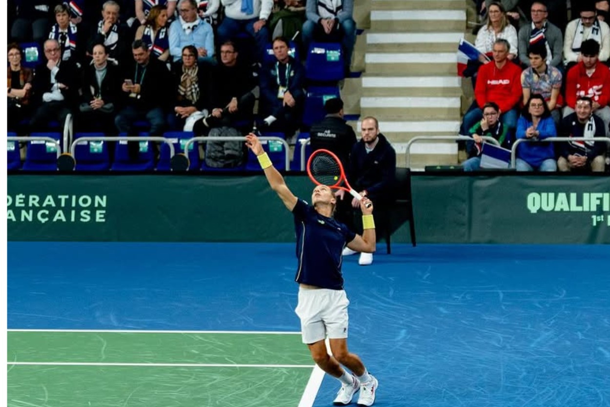 Rafael Matos em ação pela Seleção Brasileira, na Copa Davis, em fevereiro