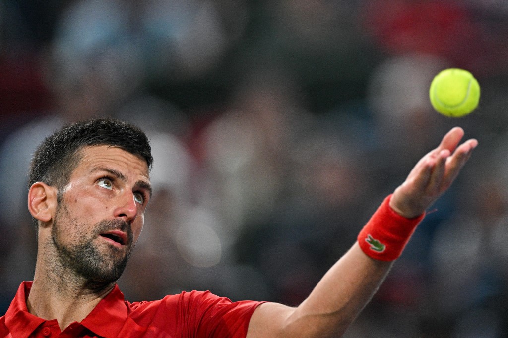 Djokovic teve de suar a camisa para vencer Mensik