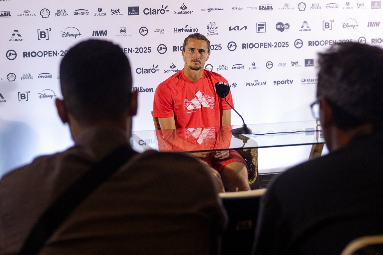 O alemão Zverev, abatido, em entrevista coletiva no Rio Open. 