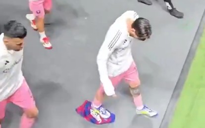 Vídeo de Lionel Messi pisando em uma camisa do Barcelona viralizou nas redes sociais (Foto: Reprodução)