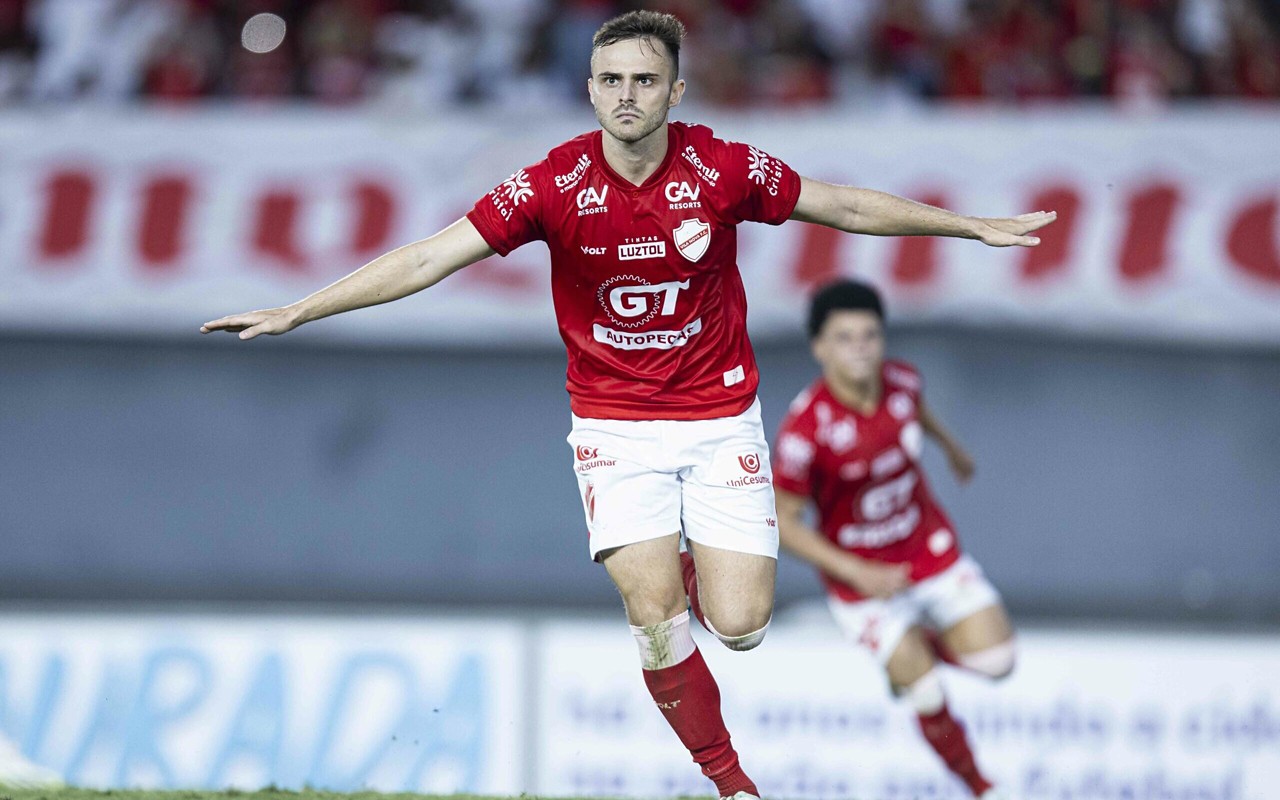 Poveda comemora gol do Vila Nova no Serra Dourada (foto: Heber Gomes/AGIF)