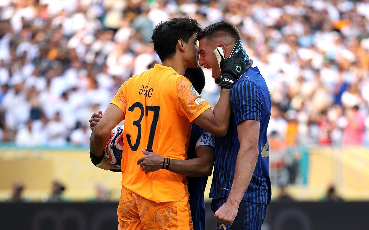 Bono comemora defesa de pênalti diante do Real Madrid, pelo Mundial (Foto: Dan Mullan/Getty Images via AFP)
