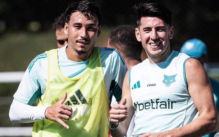 Zagueiro Villalba (ao lado do volante Japa) está confiante na classificação do Cruzeiro na Copa do Brasil