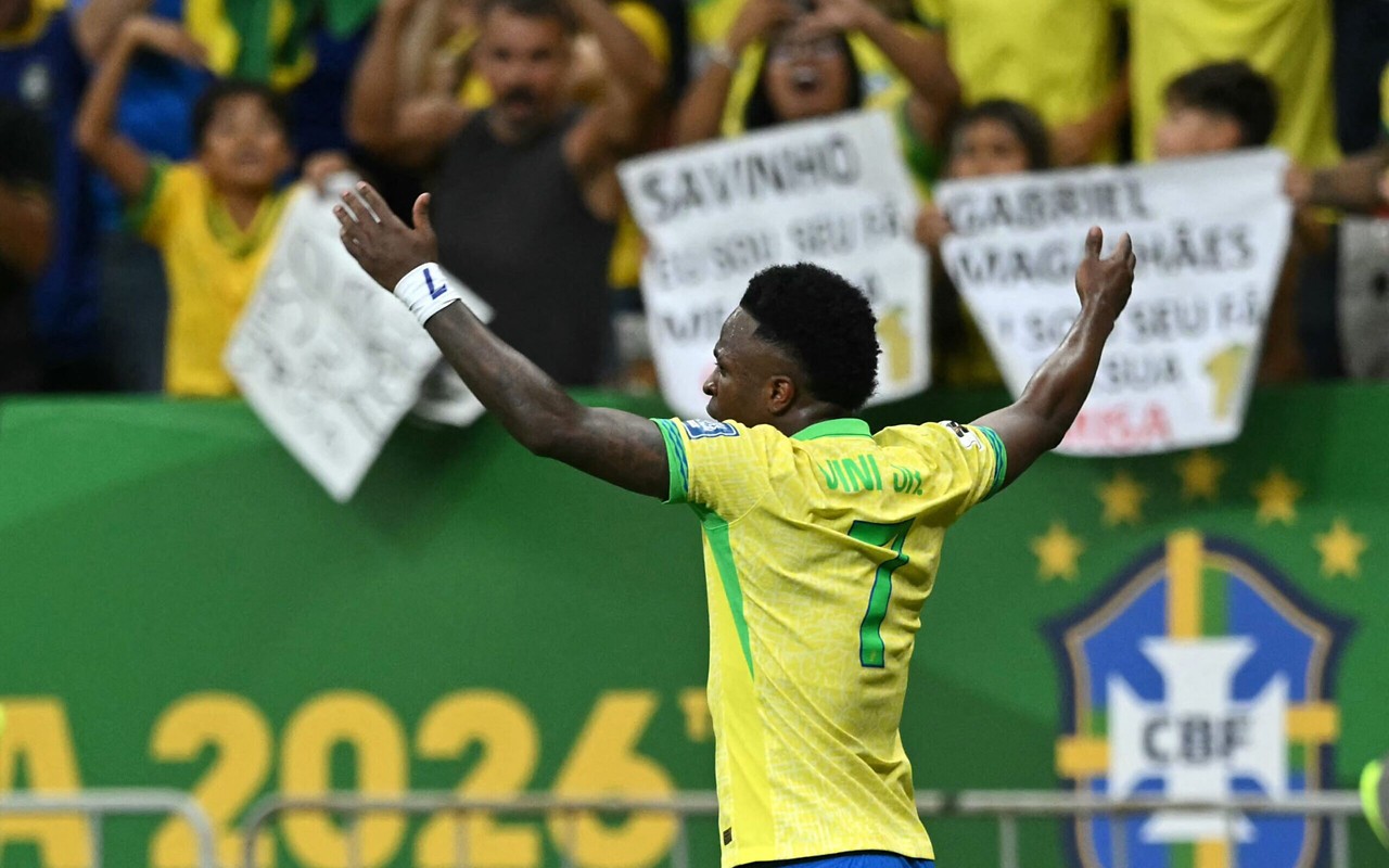 Vini Jr comemora o gol em Brasil x Colômbia. (foto: EVARISTO SA / AFP)