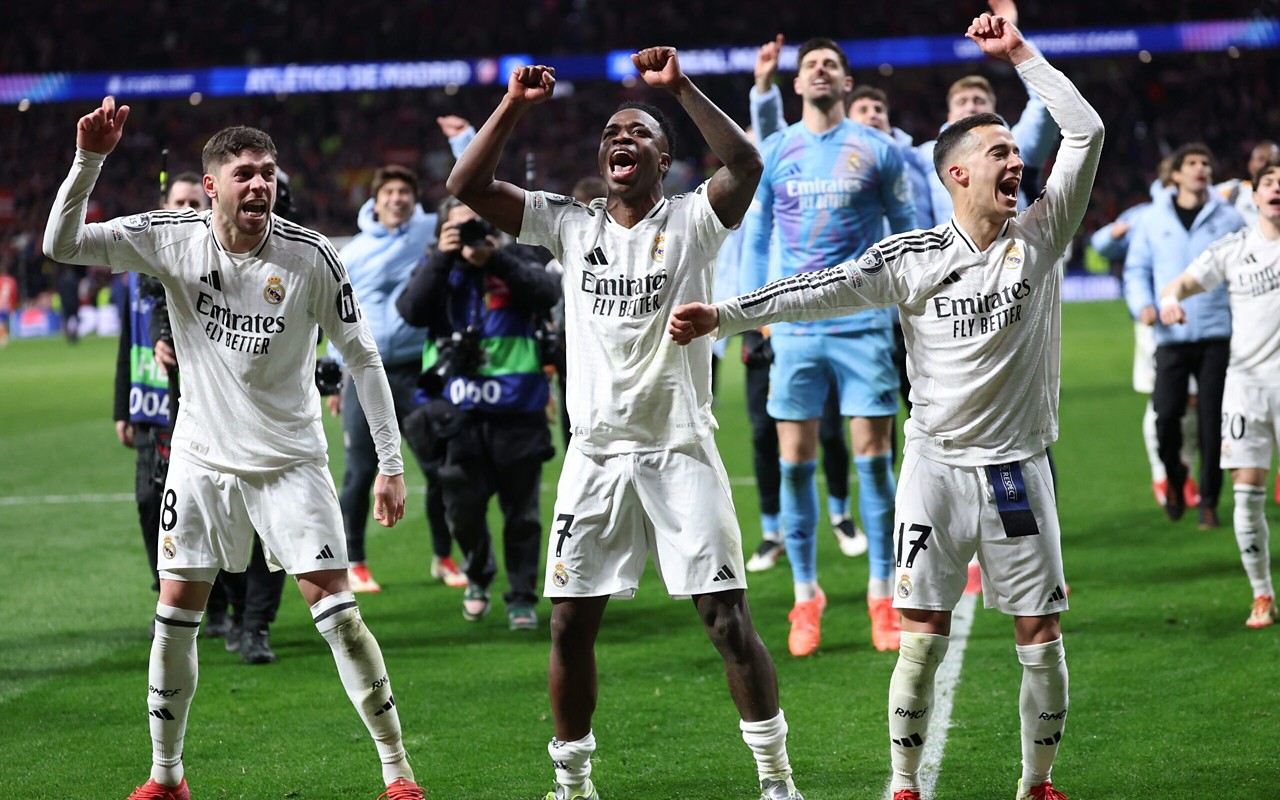Valverde, Vini Jr. e Vázquez comemoram a classificação do Real Madrid na Champions (Foto: Thomas Coex/AFP)