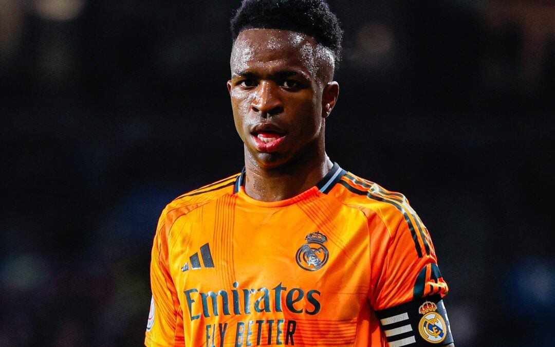 Vini Jr. com a braçadeira de capitão do Real Madrid (Foto: Divulgação / Real Madrid)
