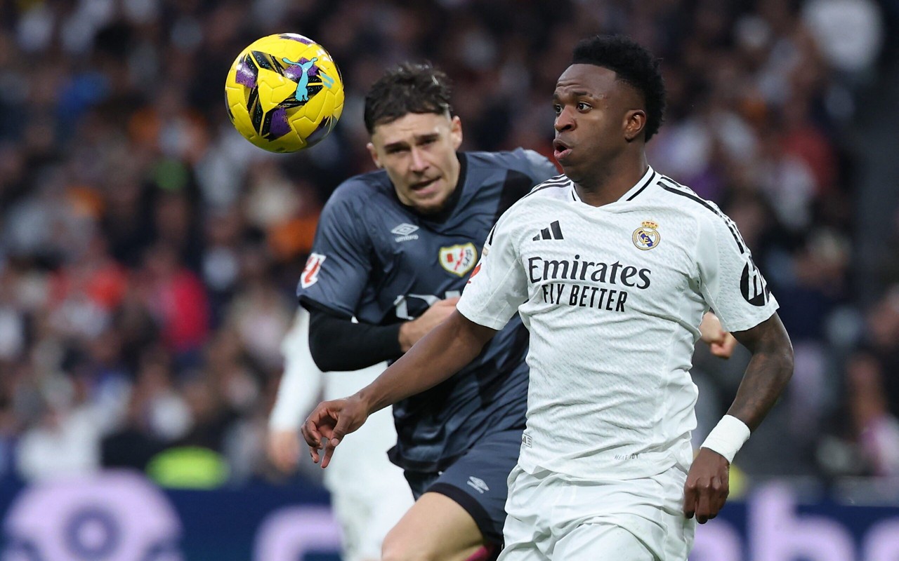 Vini Jr em ação no jogo Real Madrid x Rayo Vallecano (Foto: Thomas COEX / AFP)