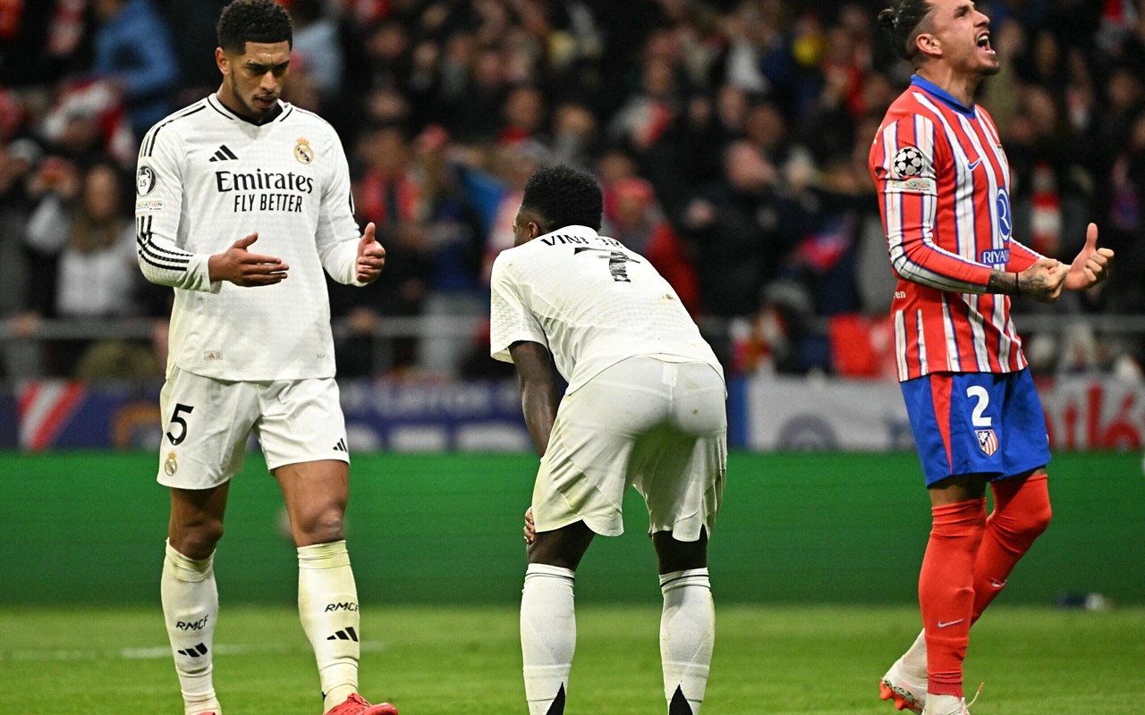 Vini Jr lamenta jogada com Bellingham no confronto entre Real Madrid e Atlético de Madrid (Foto: Javier Soriano/AFP)
