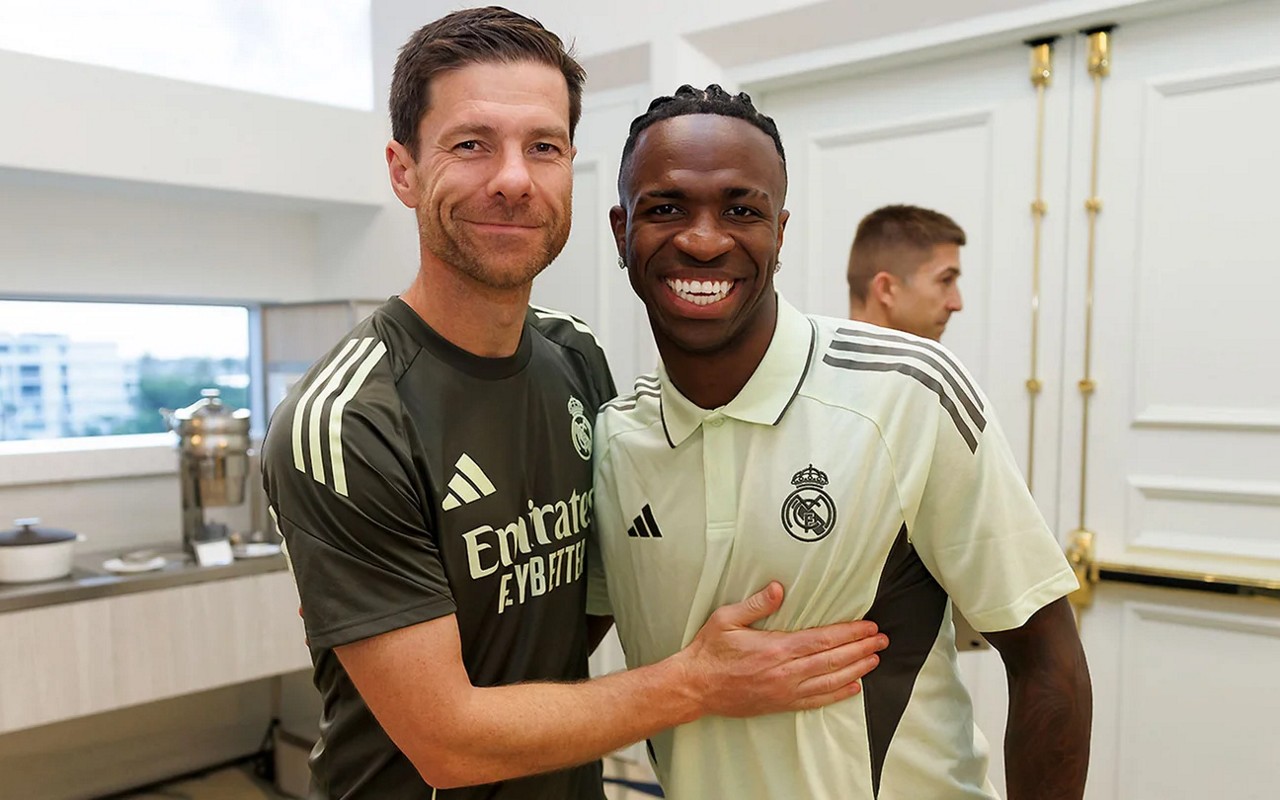 Vini Jr com Xabi Alonso em sua reapresentação no Real Madrid para o Mundial de Clubes (Foto: Divulgação)