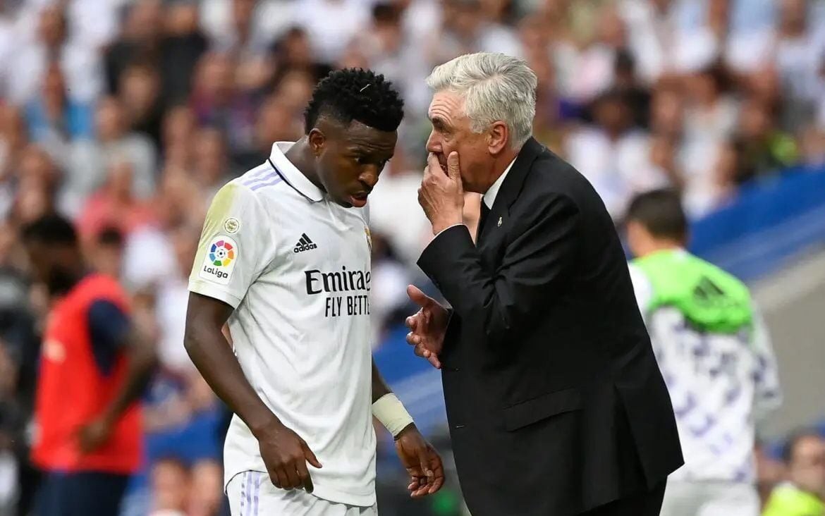 Vini Jr e Ancelotti conversam durante jogo do Real Madrid (Foto: Pierre-Philippe Marcou/AFP)