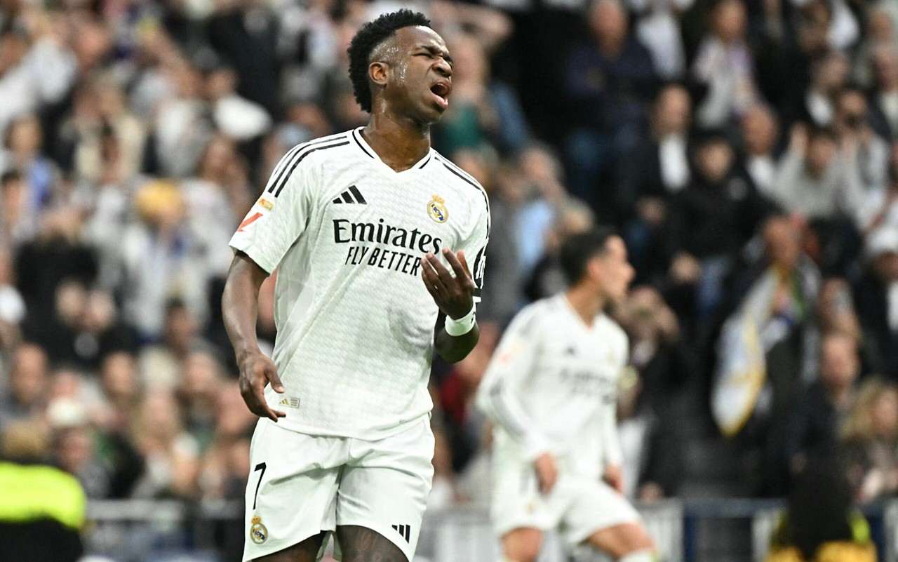 Vini Jr lamenta pênalti perdido na derrota do Real Madrid para o Valencia no Bernabéu (Foto: Javier Soriano / AFP)