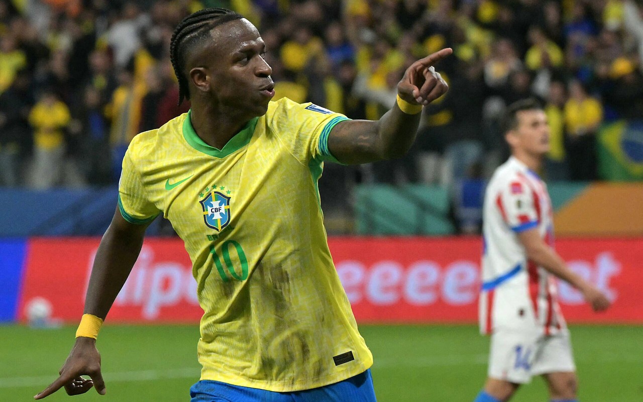 Vini Jr comemora seu gol no jogo do Brasil contra o Paraguai (Foto: Nelson Almeida/AFP)