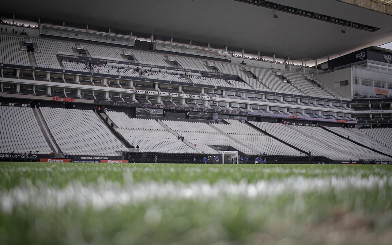 Visitantes conhecem o vestiário do Corinthians durante o Tour Casa do Povo; eio inclui bastidores, museu e áreas exclusivas da Neo Química Arena, (Foto: Matheus Lima/Vasco)
