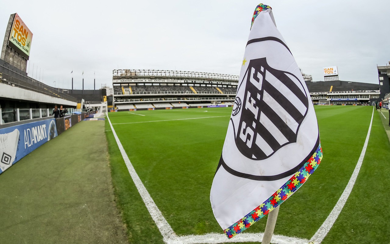 Fachada da Vila Belmiro, em Santos (SP); estádio oferece tour histórico pelo Memorial das Conquistas e visita guiada pelos bastidores do Santos FC (Foto: Marco Miatelo/AGIF)