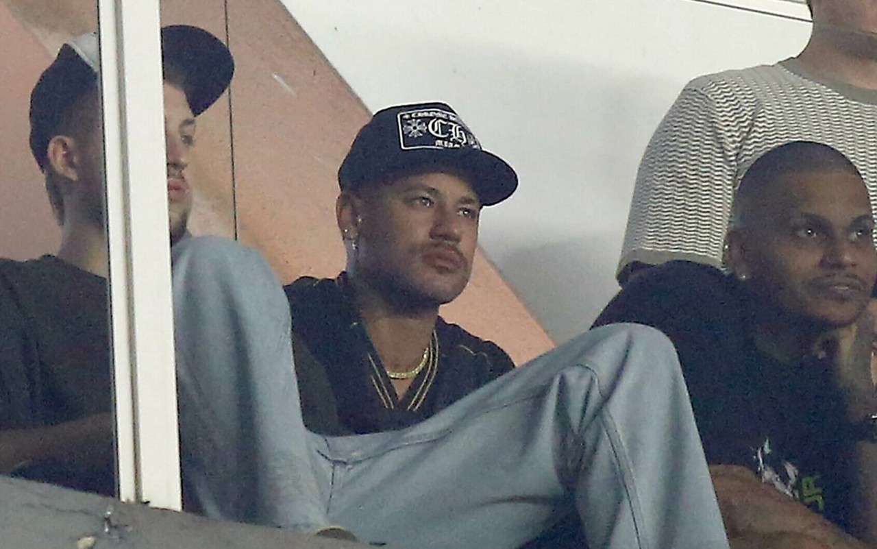 Neymar assiste o jogo do Santos (Foto: Mauricio De Souza/AGIF)